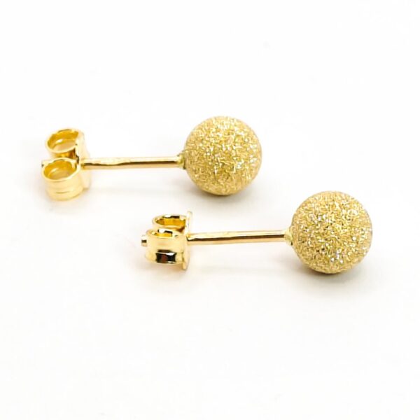 (S) laser cut ball ear stud